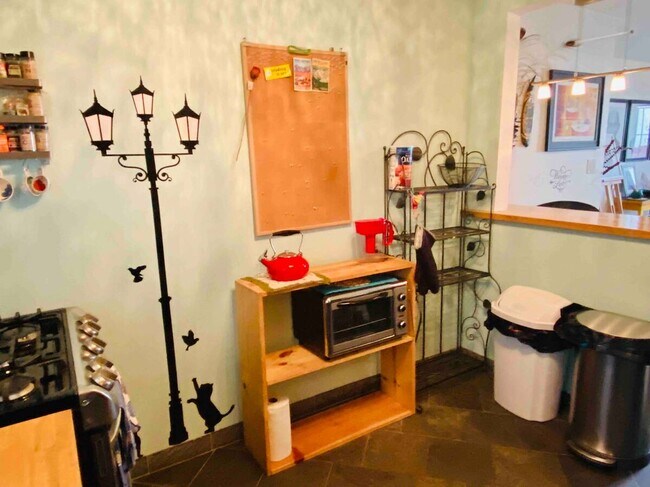 Building Photo - 1720 E 2nd St