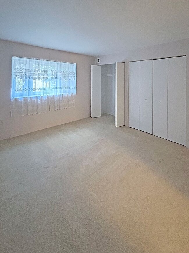 Building Photo - Welcome to this stunning 2-bedroom, 2-bath...