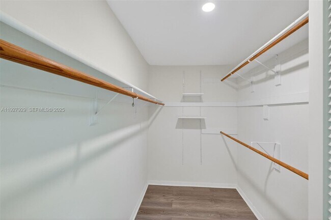 Building Photo - 600 Grapetree Dr