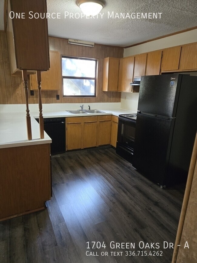 Building Photo - 1704 Green Oaks Dr SE