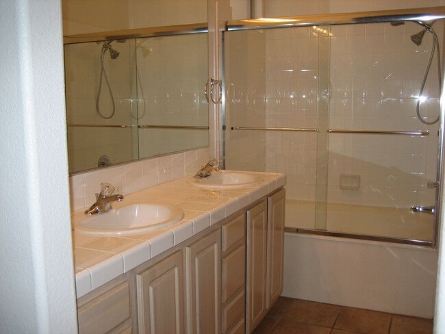 Building Photo - Single story, gated, 3bed, 2bath, 2car garage, Club house, Community Pool, Spa, Fitness room, CCRs