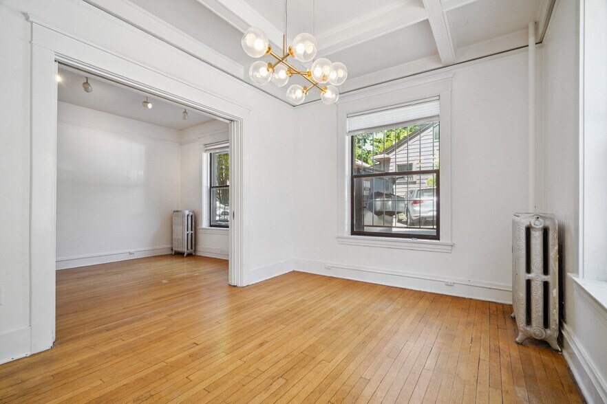 Building Photo - 416 E Roy St