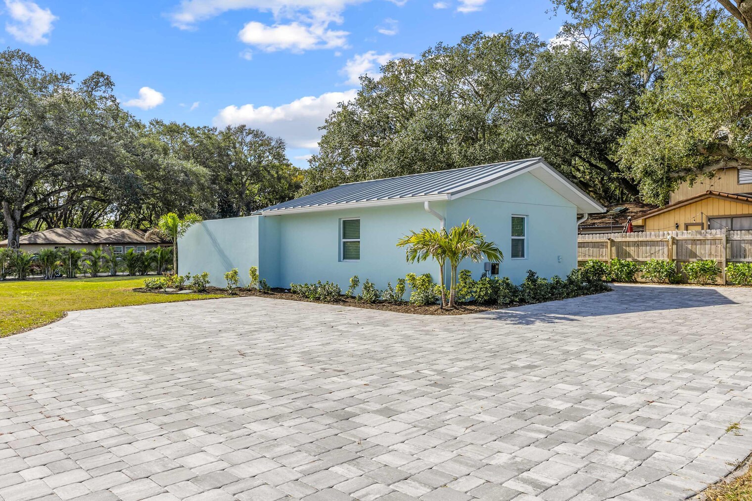 Building Photo - 905 N Tropical Trail