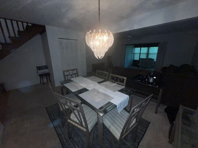 Building Photo - 2 Bedroom 2.5 Bath 2 Story Townhome AVAILA...