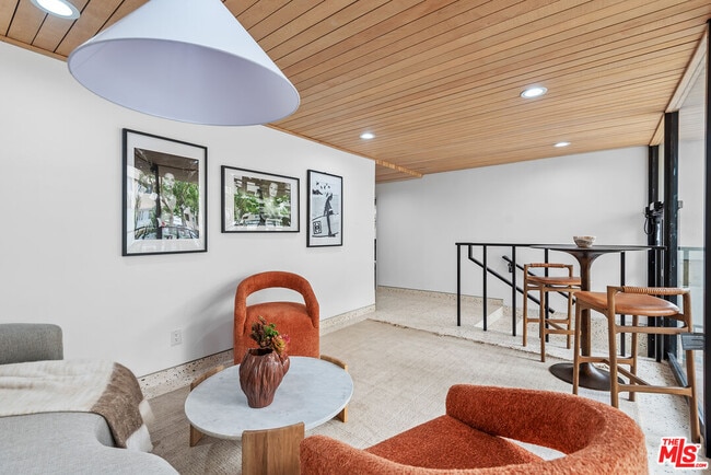 Building Photo - 301 Rexford Dr