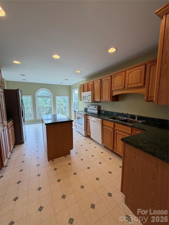 Building Photo - 113 Lakeside Dr