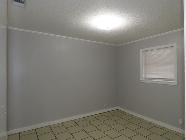 Building Photo - Cozy Two Bedroom One Bathroom  Apartment!