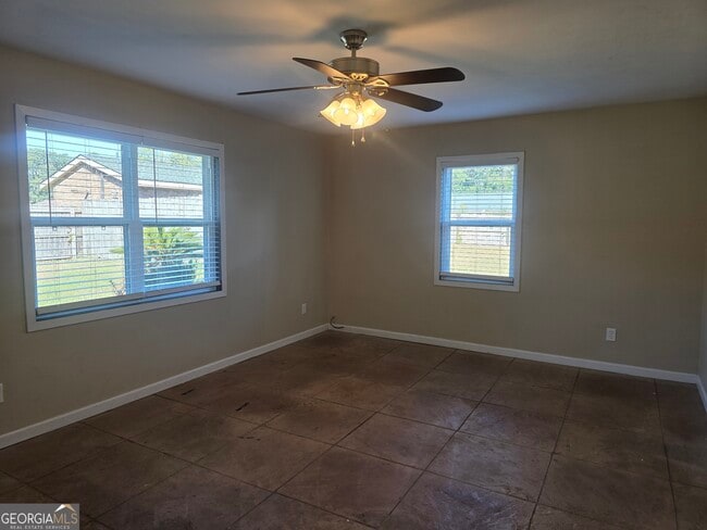 Building Photo - 310 W 5th St