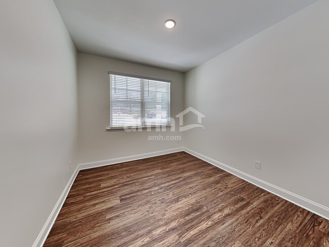 Building Photo - 3250 Oakfields Rd