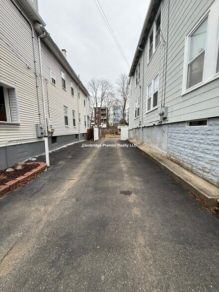 Building Photo - 60 Linwood St