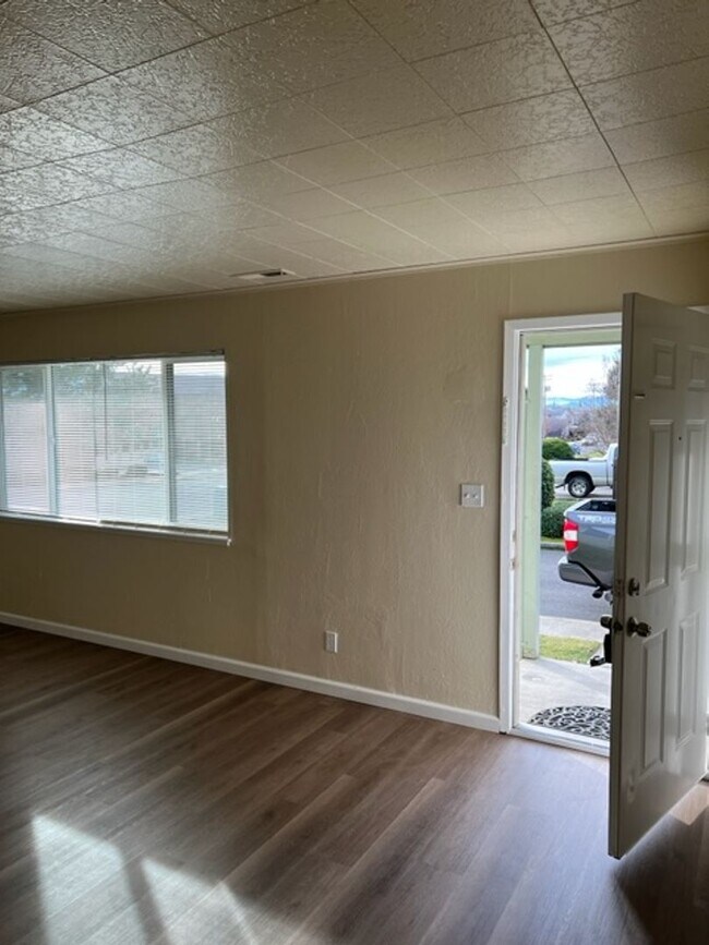 Building Photo - Single Level Home w/ Open Floor Plan