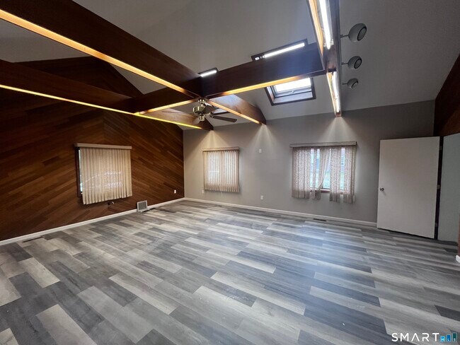 Building Photo - 409 Oak Ave