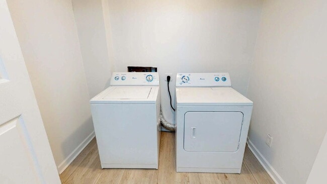 Building Photo - Gorgeous Renovated Home with Large Common Areas and Kitchen Island, Near Covington Hwy in Lithonia