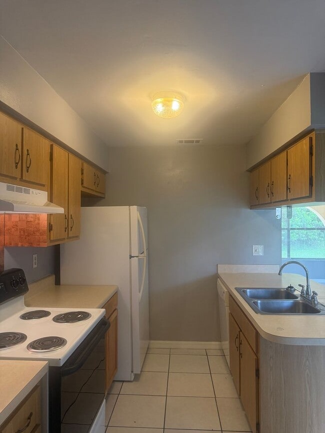 Building Photo - Spacious Duplex in Poinciana