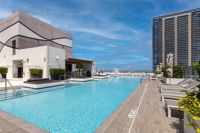 Building Photo - 1010 Brickell Ave