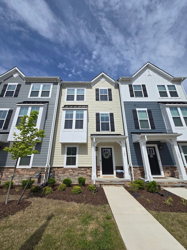 Building Photo - 4 Bed, 3.5 Bath Townhome Located just minutes from the VA/NC Line