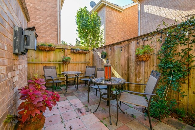 Building Photo - 3206 E Park At Beverly Hills