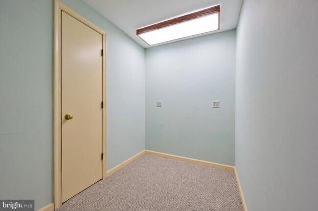 Building Photo - 8815 Surrey Ct