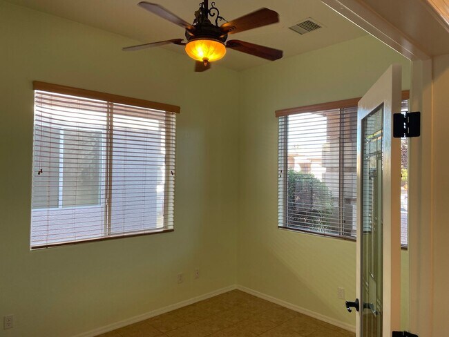 Building Photo - 5015 E Somerset Dr