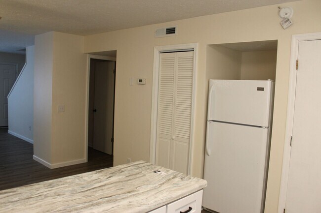 Building Photo - 1840 Woodland Ave