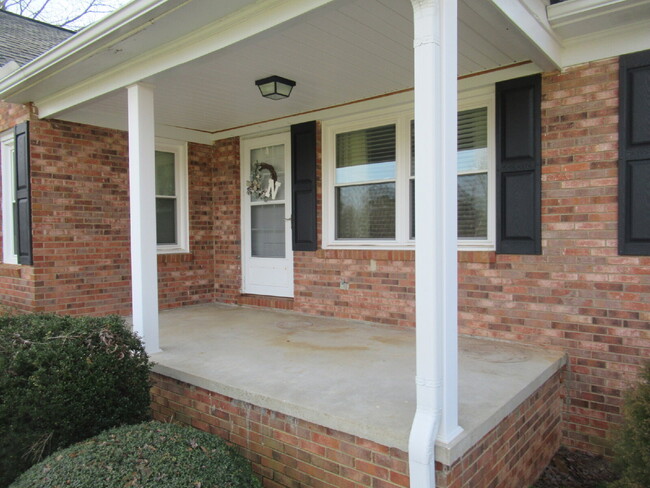 Building Photo - 3 Bedroom 2 Bath Brick Ranch Just West of ...