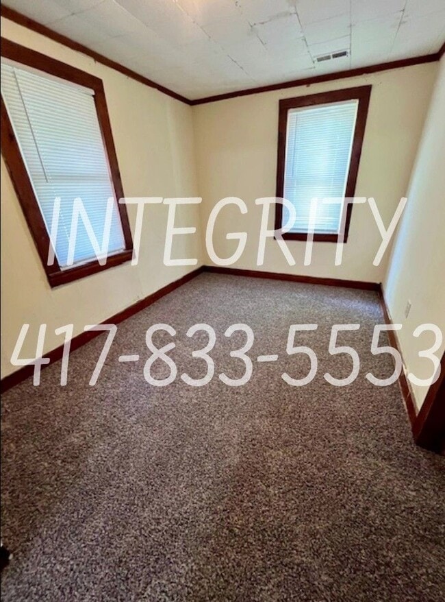 Building Photo - 1631 E. 8th; Springfield - HOUSE - THREE Bed; One Bath, Fenced Yard, Carport, Covered Patio