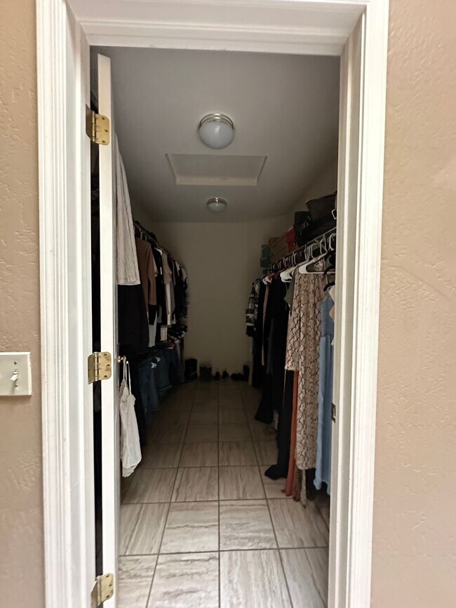 Building Photo - Beautiful two bedroom two bathroom contact...