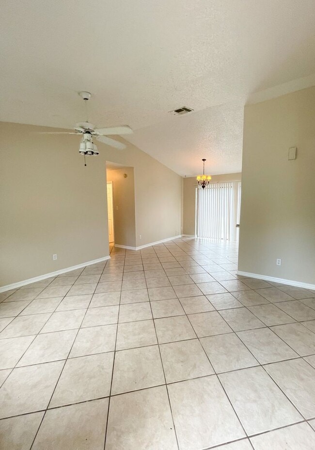 Building Photo - Beautiful 3-Bedroom, 2-Bath Home with 2-Ca...