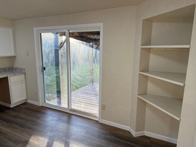 Building Photo - Updated 3 bedroom 1 bathroom house!