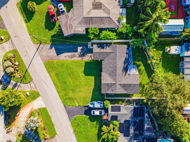 Building Photo - 1960 NW 32nd Ct