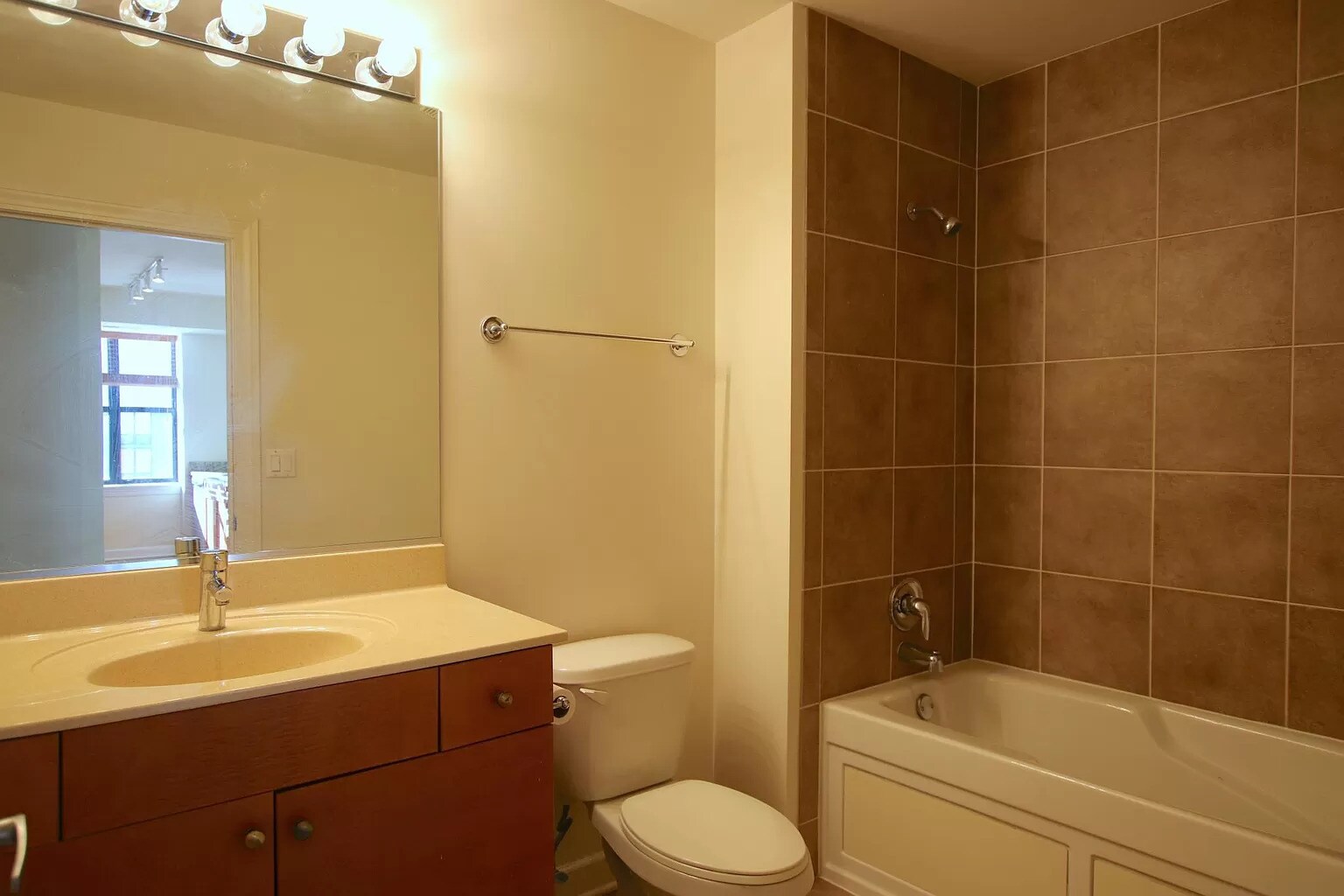 Building Photo - 451 W Huron St