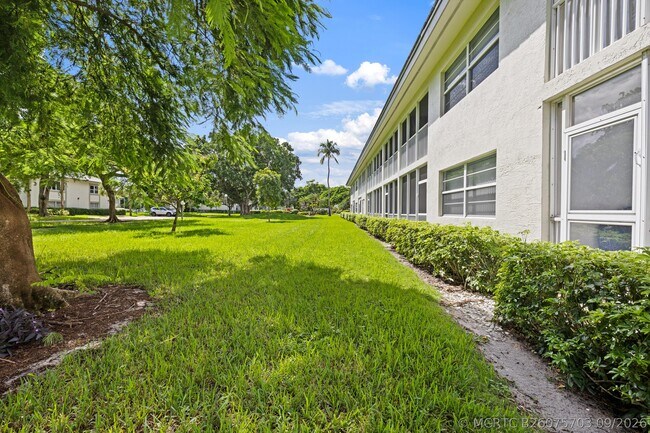 Building Photo - 1105 Bahama Bend