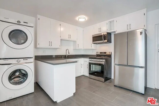 Primary Photo - 869 Glenway Dr