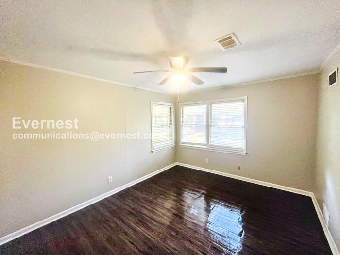 Building Photo - 1521 Wilhurst St