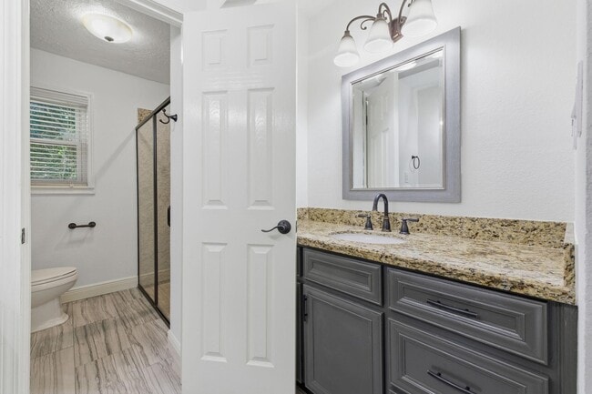 Building Photo - 1320 Woodvine Dr