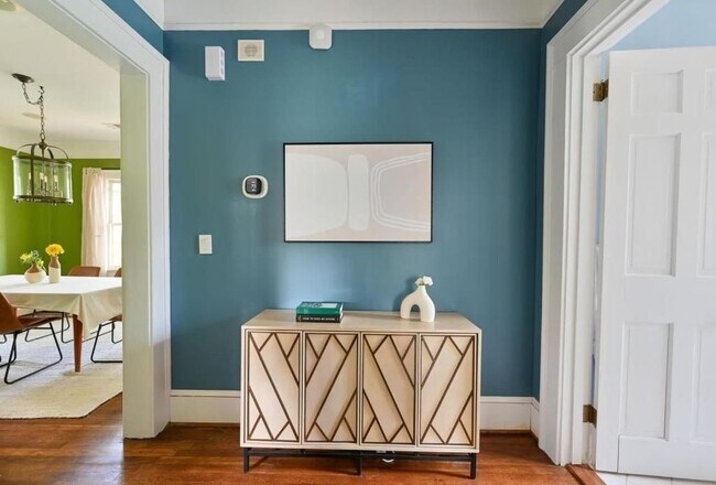 Building Photo - 2076 Ridgedale Rd NE