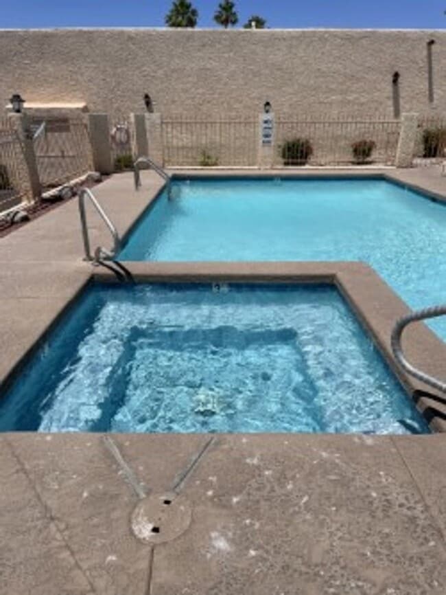 Building Photo - Move in ready.  Call for a showing. (928) ...