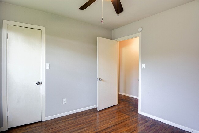 Building Photo - 131 Lakewood Dr