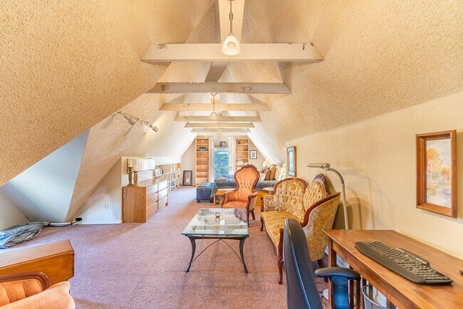 Building Photo - 205 Logan St