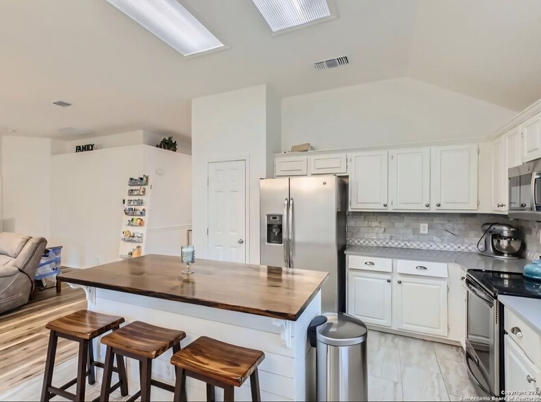 Building Photo - 2723 Montebello