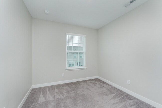 Building Photo - Beautiful Townhome in Carmel