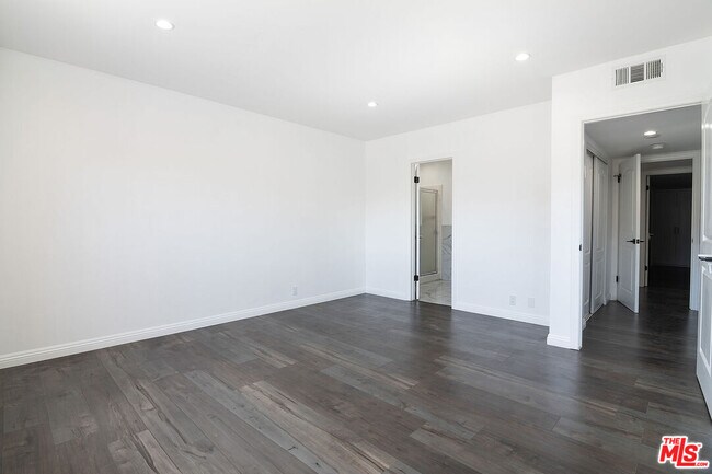 Building Photo - 853 Le Doux Rd