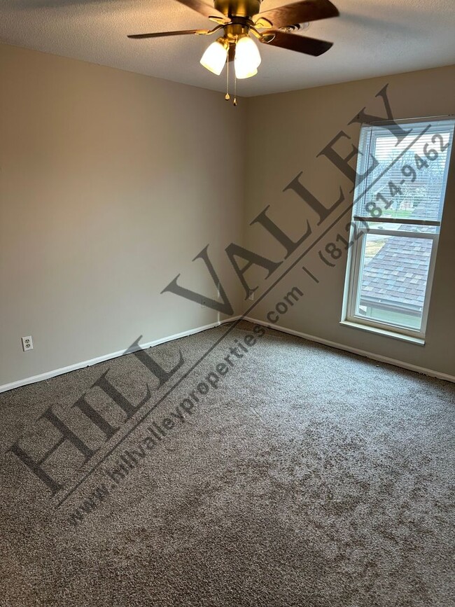 Building Photo - Three Bedroom Townhouse in Willow Crossings