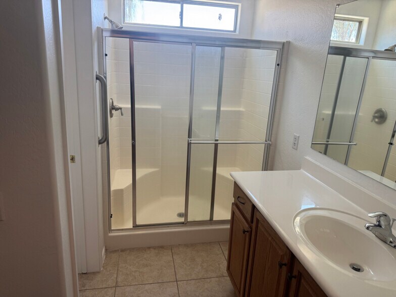 Building Photo - 1537 E Alba Dr