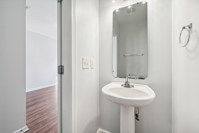 Building Photo - Spacious Townhome with Finished Basement -...