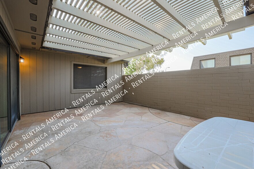 Building Photo - 5005 S Willow Dr