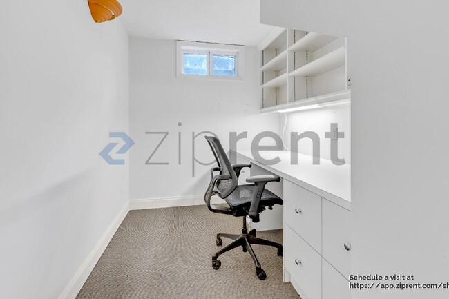 Building Photo - 3010 SE Lambert St