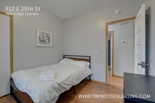 Building Photo - Updated 3 bed, 1 bath Apartment - With on-...