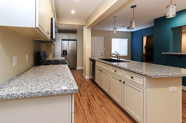 Building Photo - Single Story, Private Pool near the Art District