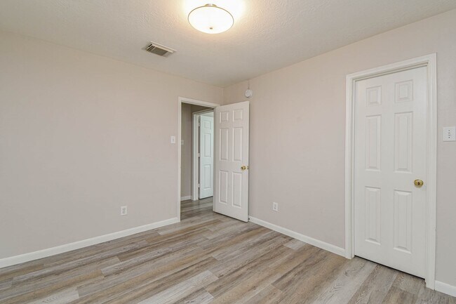 Building Photo - 14214 Silver Glade Ln